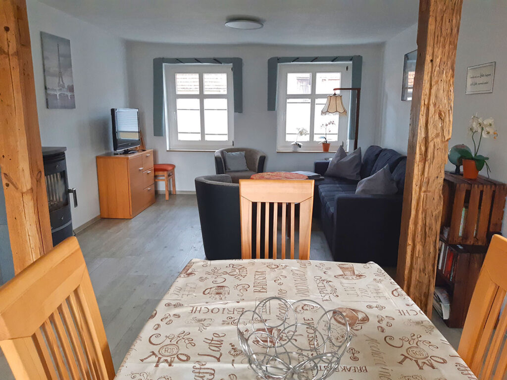 Wohnzimmer mit angrenzendem Küchenbereich